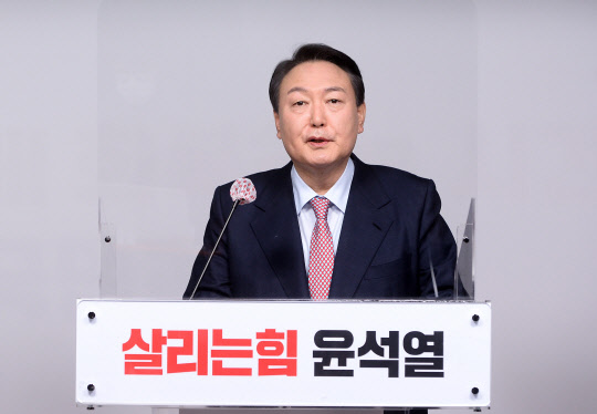 국민의힘 윤석열 대선 후보가 5일 오전 서울 여의도 당사에서 선대위 관련 기자회견을 하고 있다.   [국회사진기자단]